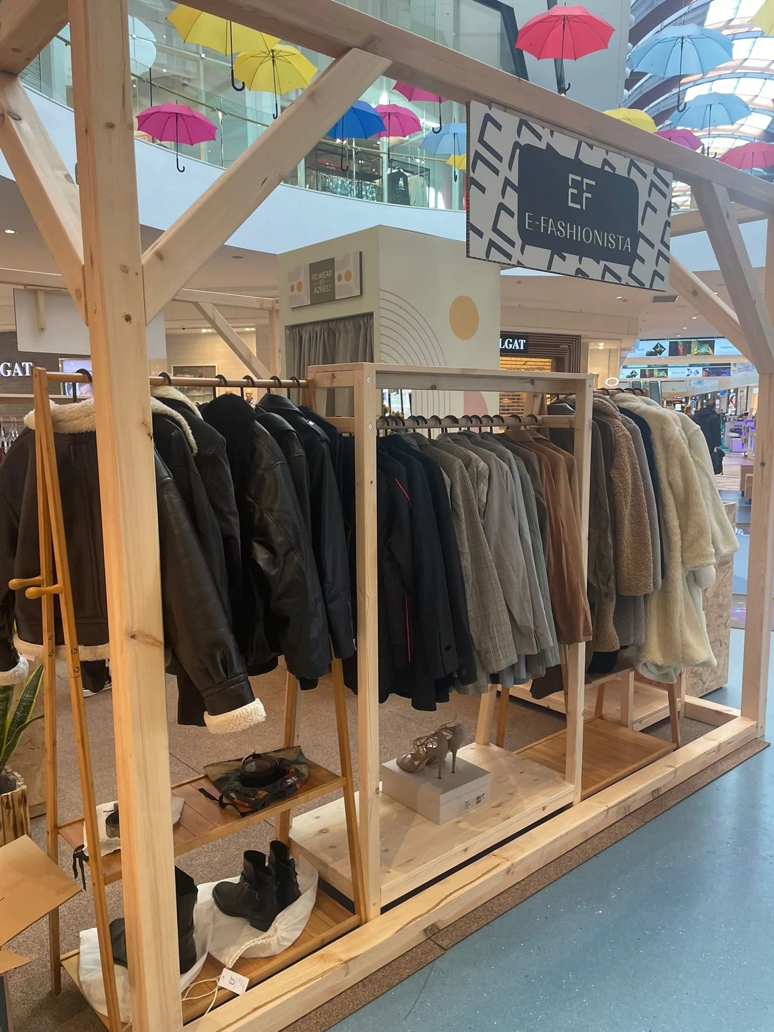Re:Wear pop-up clothing racks